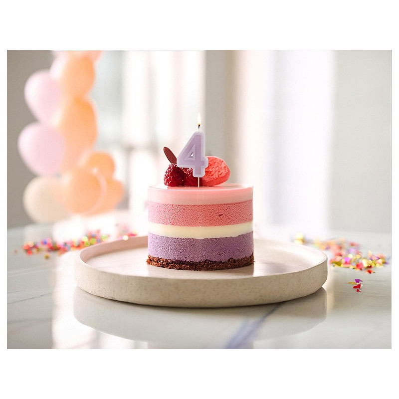 Torta Di Compleanno Con Candela Di Masterizzazione Numero 4 - Fotografie stock e altre immagini di 2015 - iStock